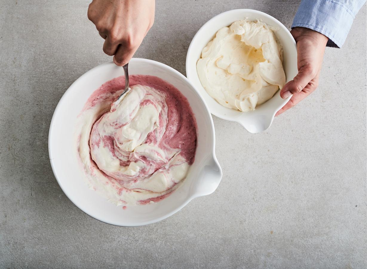 Mansikkainen Charlotte russe vaihe 2