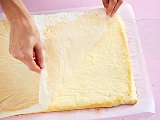 Vaahdota munat ja sokeri. Yhdistä kuivat aineet ja siivilöi vaahtoon. Kääntele tasaiseksi. Levitä taikina leivinpaperoidulle pellille ja paista 225-asteisesssa uunissa 7–8 minuuttia. Kumoa torttulevy puhtaalle leivinpaperille, jolle on siroteltu kaneli...