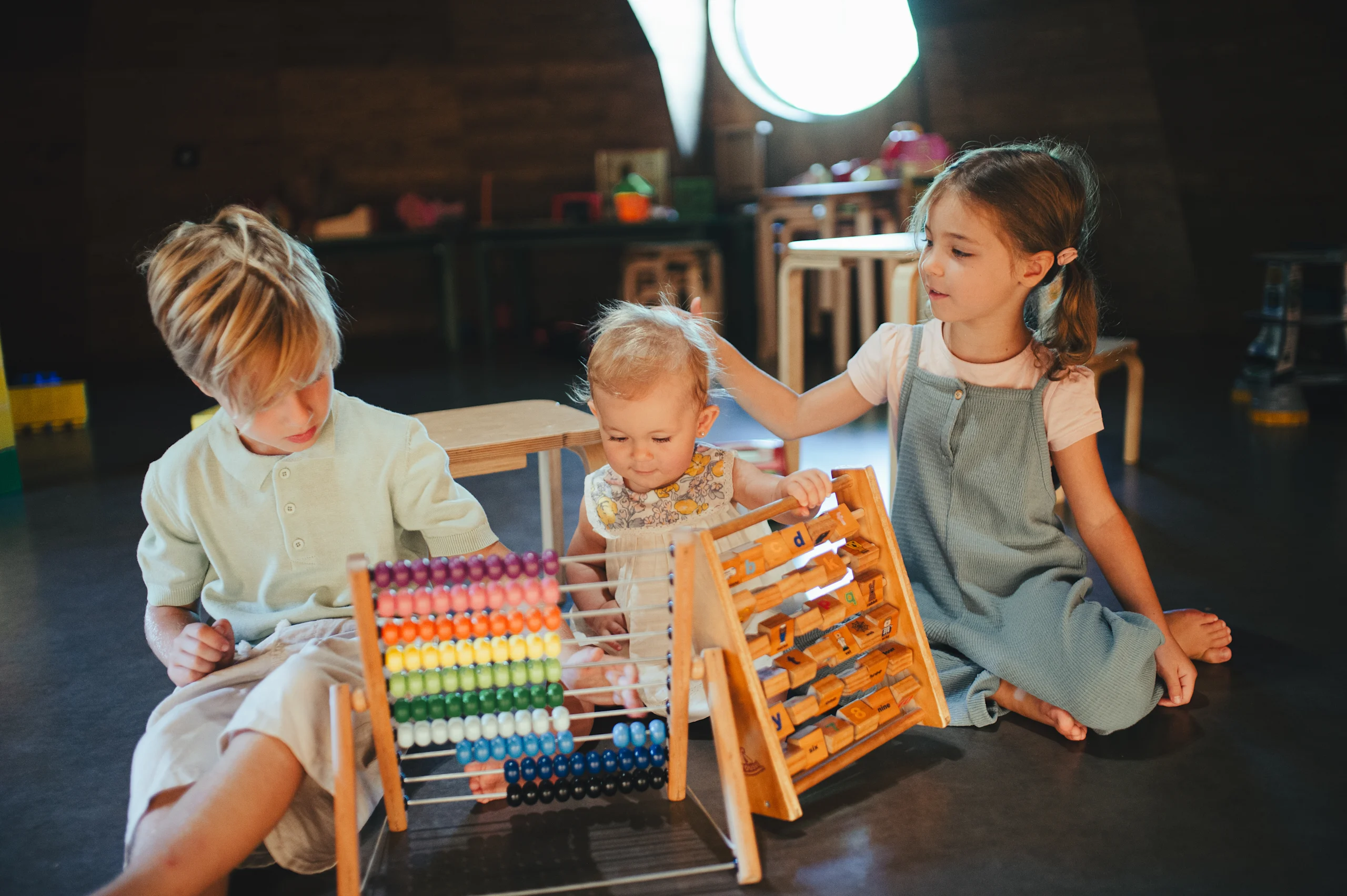 Lapset leikkivät ravintolan leikkipaikalla