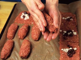 Rullaa palat kostutetuin käsin. Paista kääryleitä 200 asteessa noin 15 minuuttia.