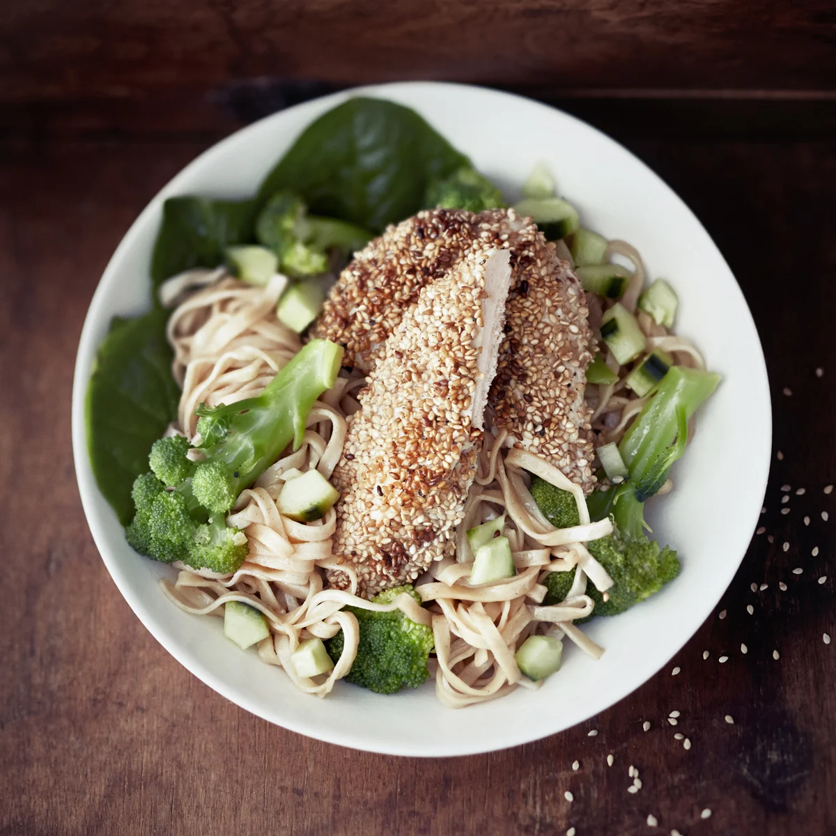 Seesamikana ja nuudelisalaatti