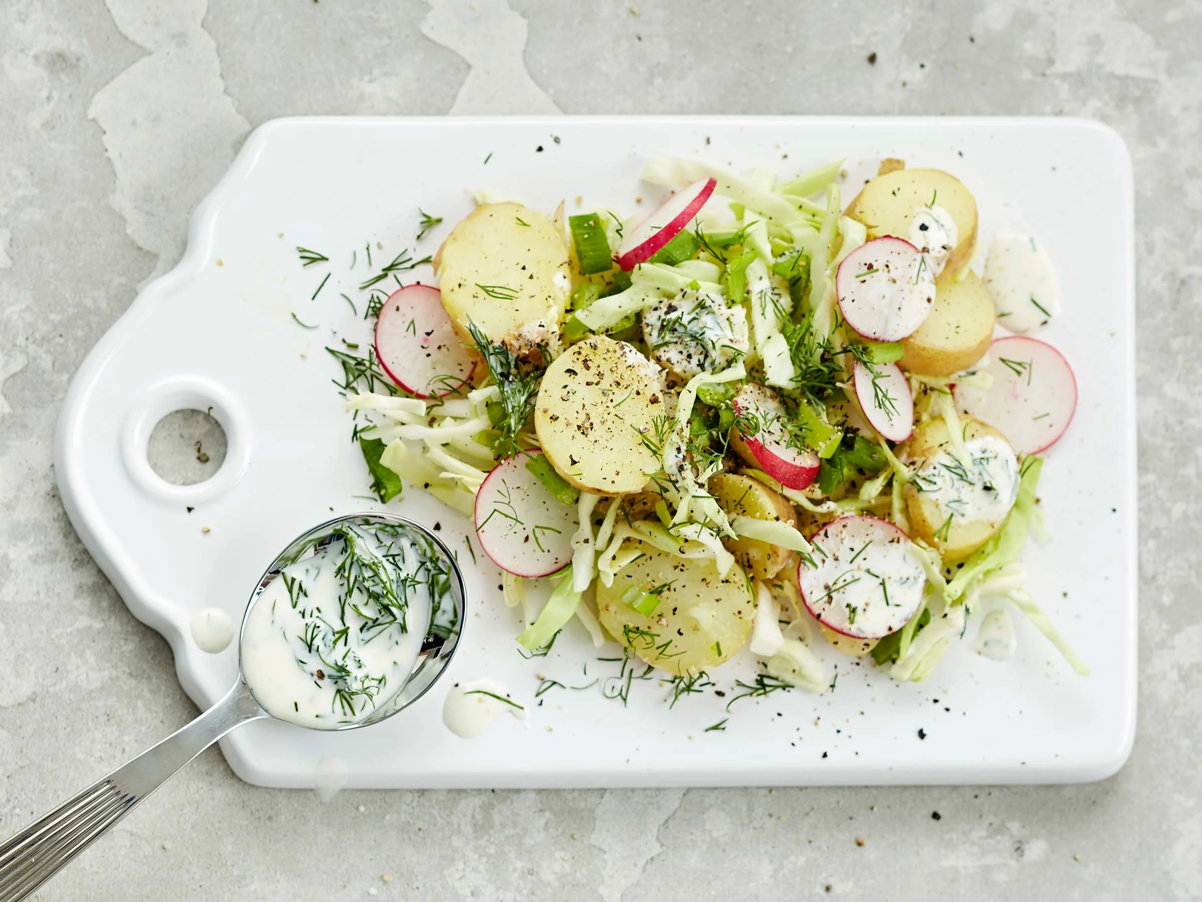 Peruna-kaalisalaatti ja piimäkastike