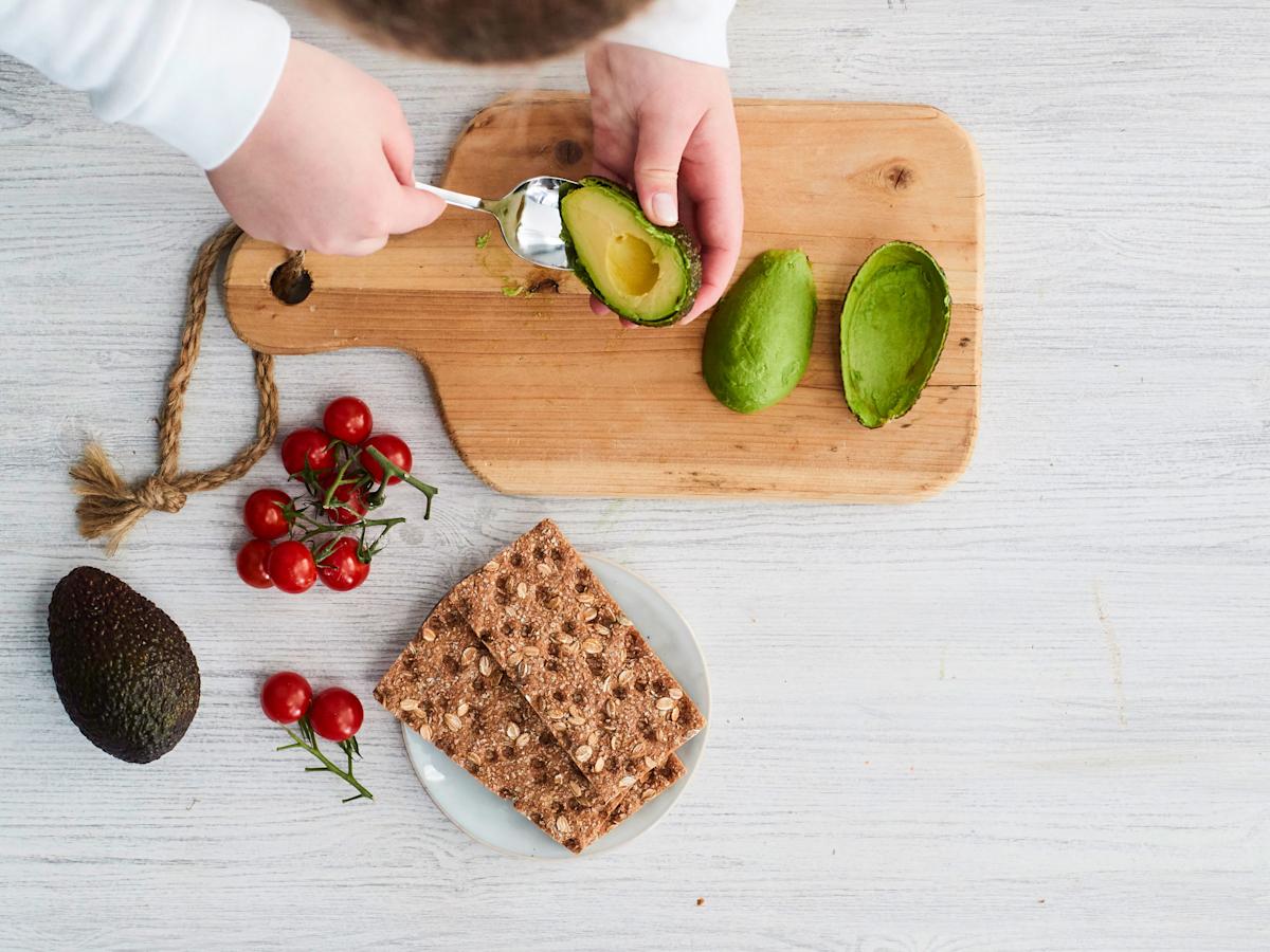 Irrota hedelmä kuoresta ruokalusikalla.