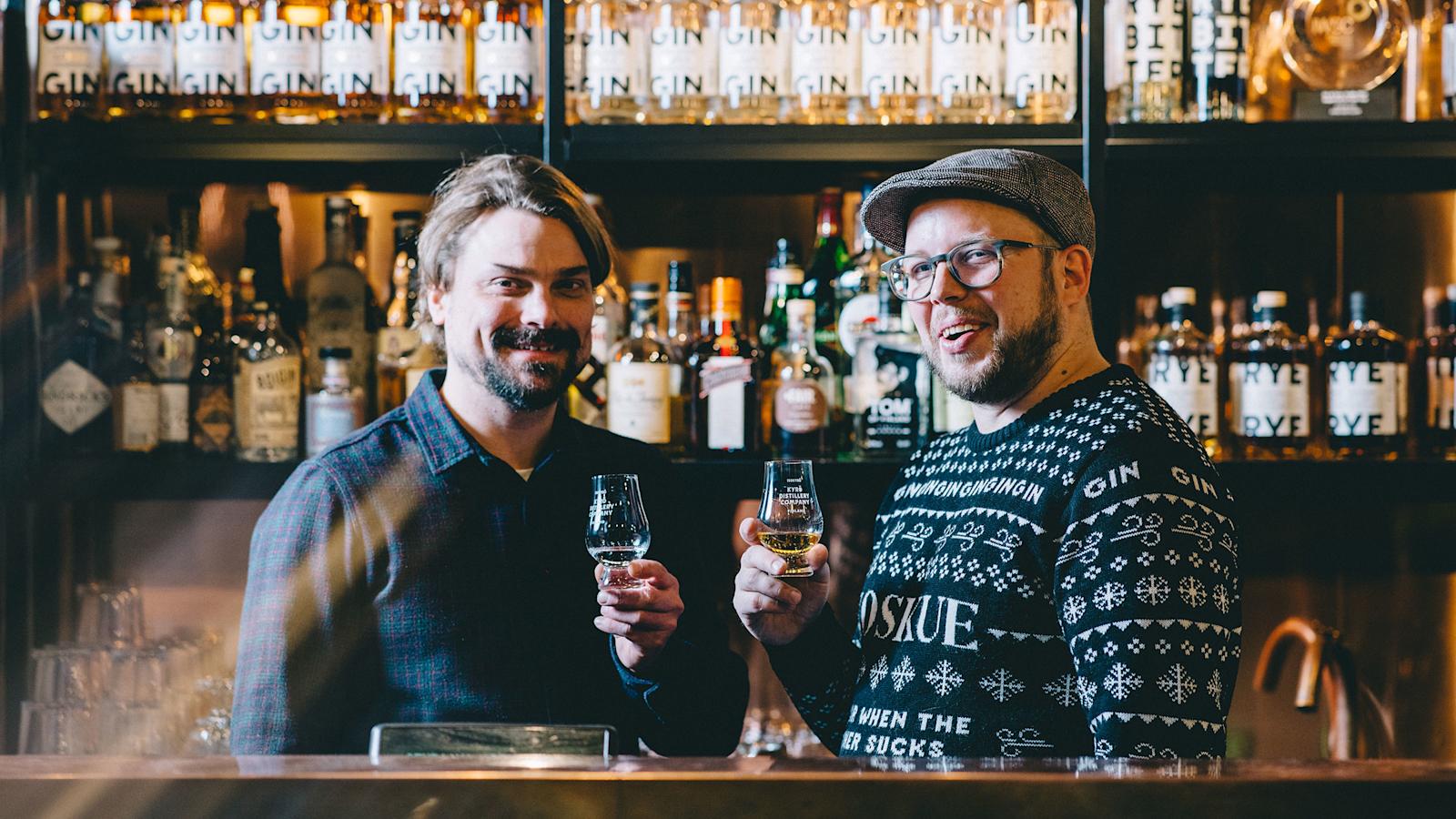 Kalle Valkonen ja Miika Lipiäinen Kyrö Distilleryllä.