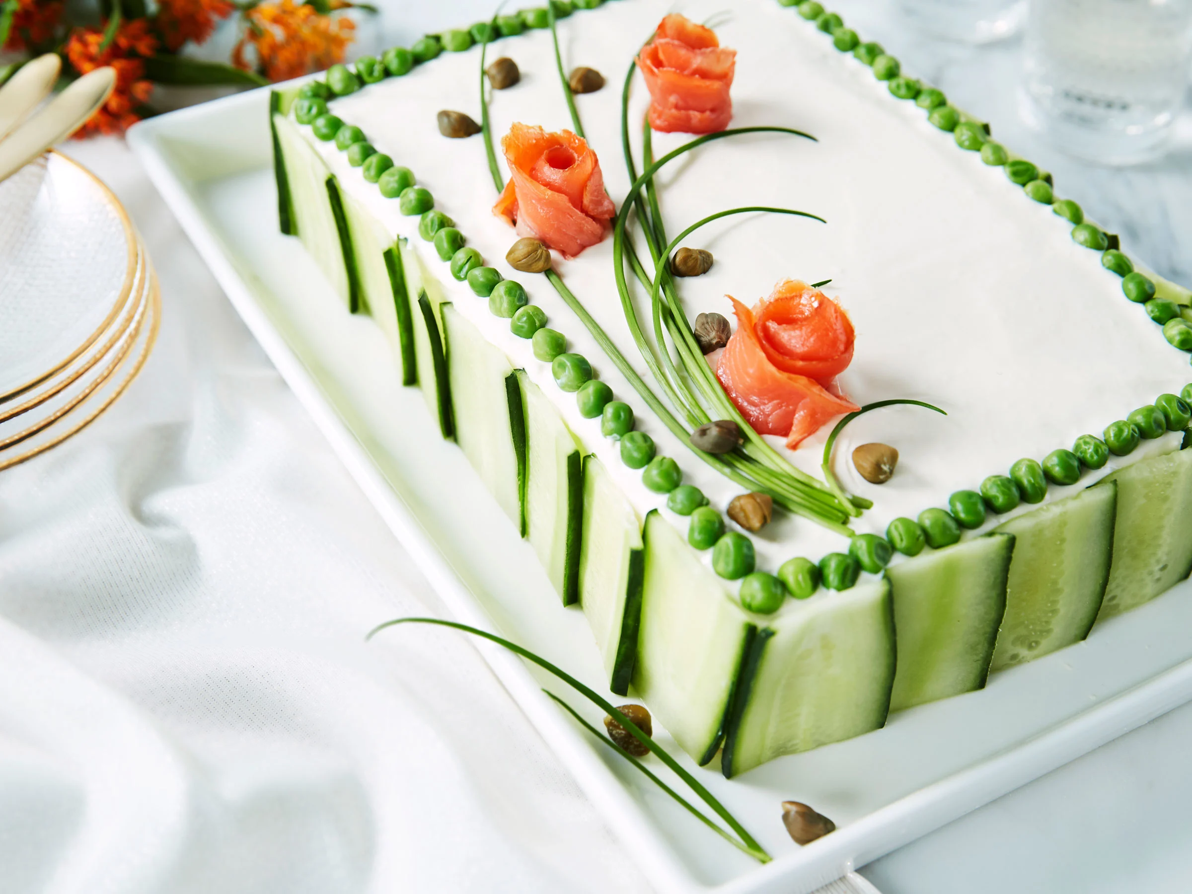 Savulohi-mummonkurkkuvoileipäkakku