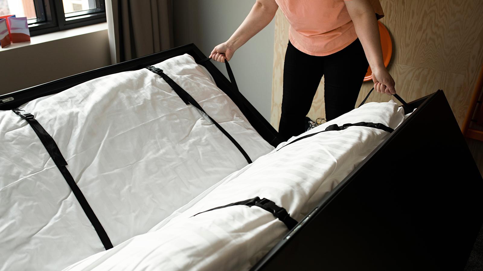 Kotimainen kokoon taittuva pöytäsänky Tablebed mahdollistaa huoneen monipuolisen käytön. Päivällä palaveri, illalla lepopaikka.