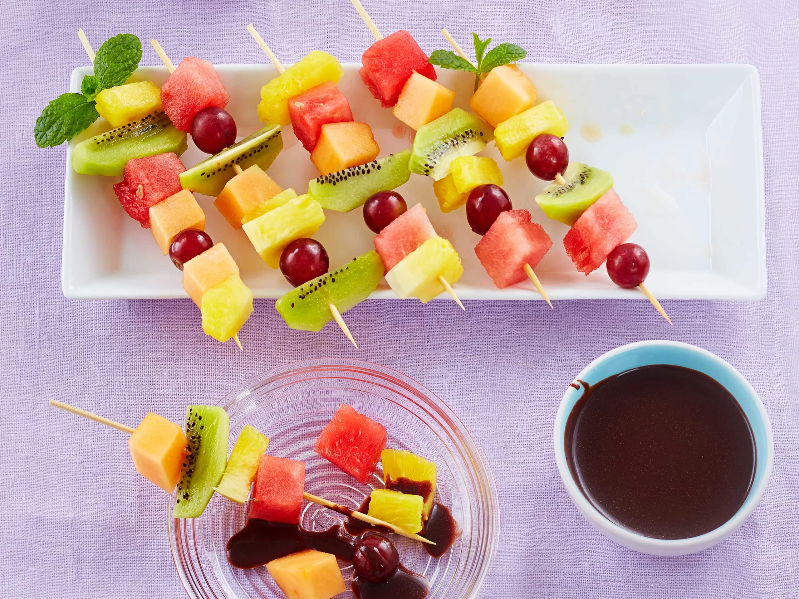 Hedelmävartaat ja kaakaokinuskikastike