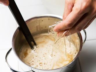 Purista vesi liivatteista ja liuota ne kuumaan kermaan.