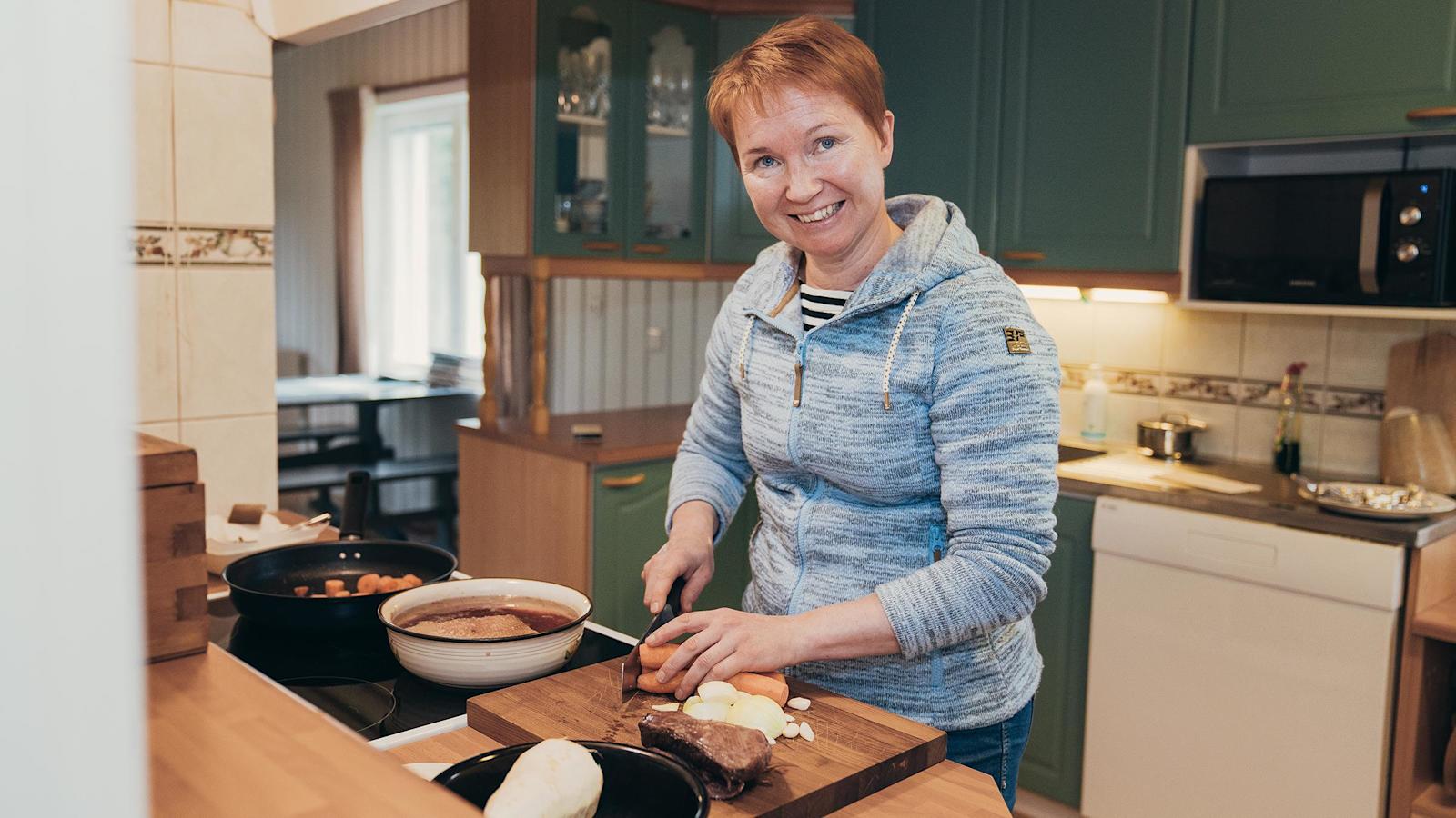 Rantalaisten keittiössä valmistuu usein hanhea, teurastusaikana parikin kertaa viikossa. Virpin suosikkireseptit ovat helppoja. Tänään syödään yön yli uunissa hautunutta rintafileetä juuresten kera.