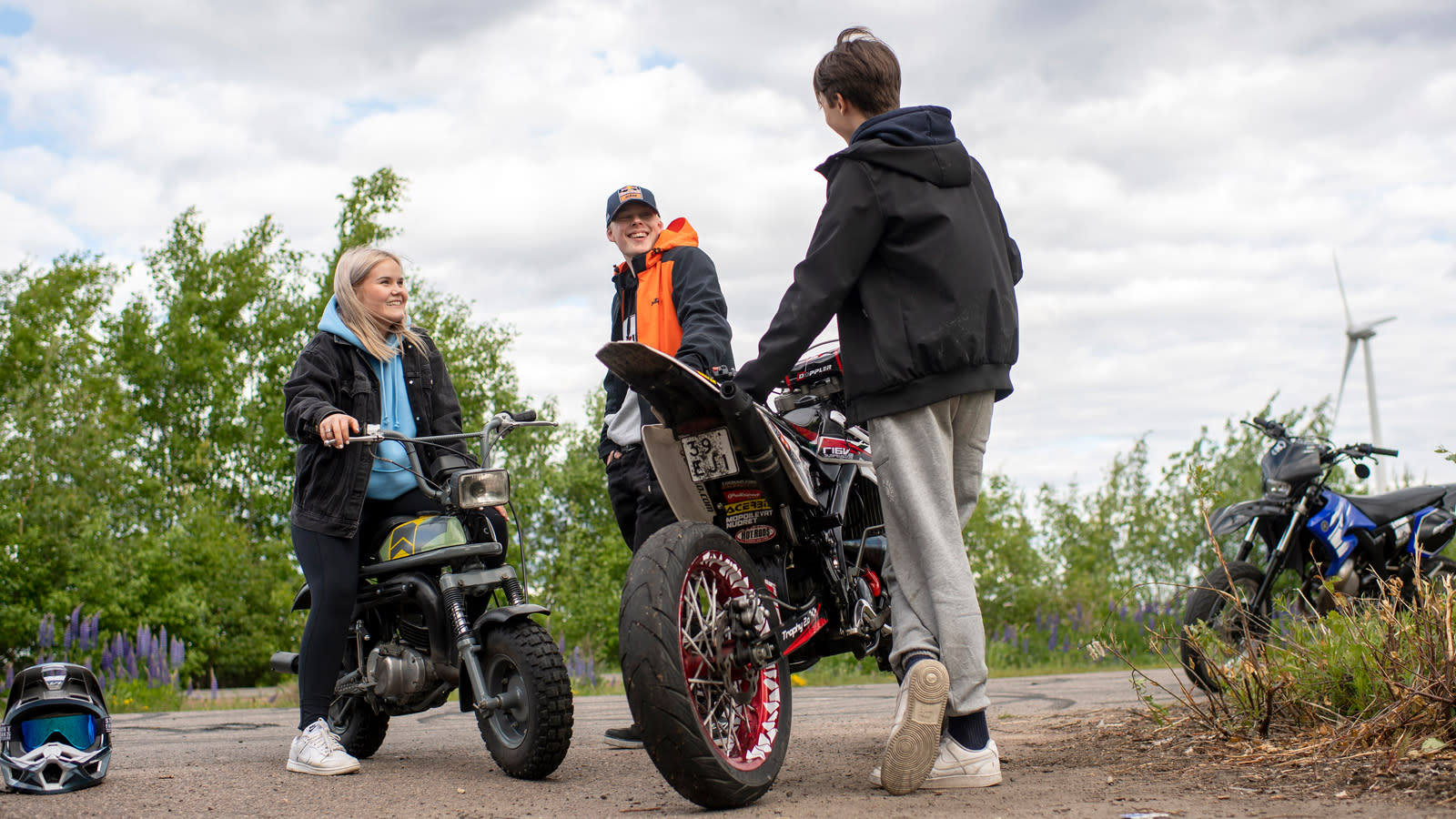 Haminalaiset nuoret juttelevat nojaillen mopoihinsa.