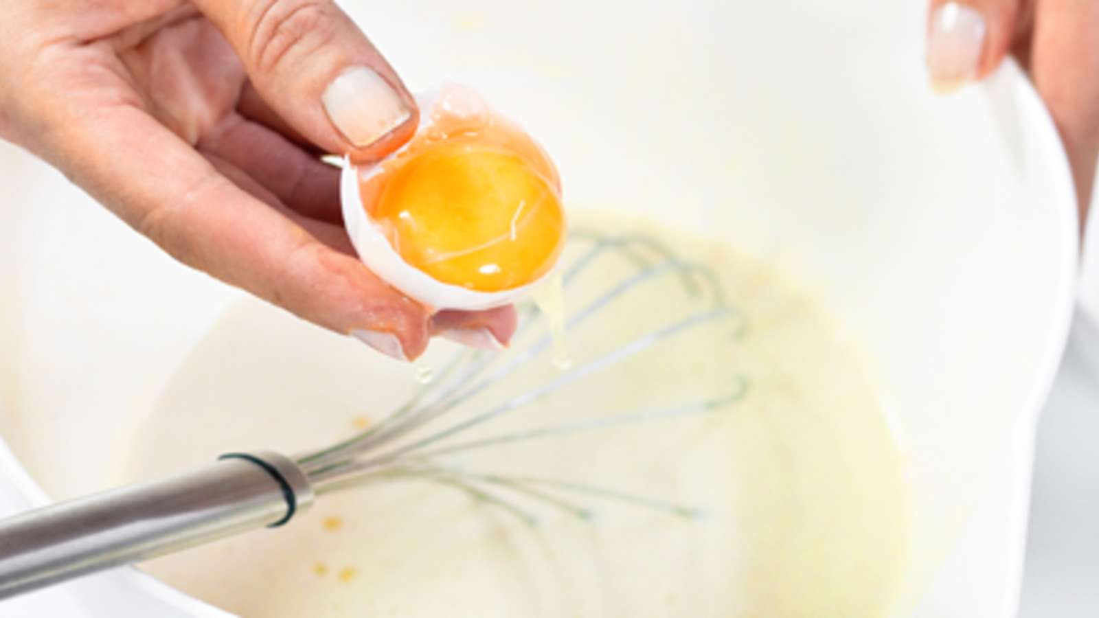 Erottele kananmunan valkuainen ja -keltuainen toisistaan. Vatkaa keltuainen taikinaan ja jätä valkuainen odottamaan. Kohota taikinaa peitettynä huoneenlämmössä tunnin ajan.