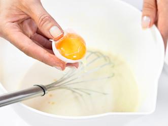 Erottele kananmunan valkuainen ja -keltuainen toisistaan. Vatkaa keltuainen taikinaan ja jätä valkuainen odottamaan. Kohota taikinaa peitettynä huoneenlämmössä tunnin ajan.