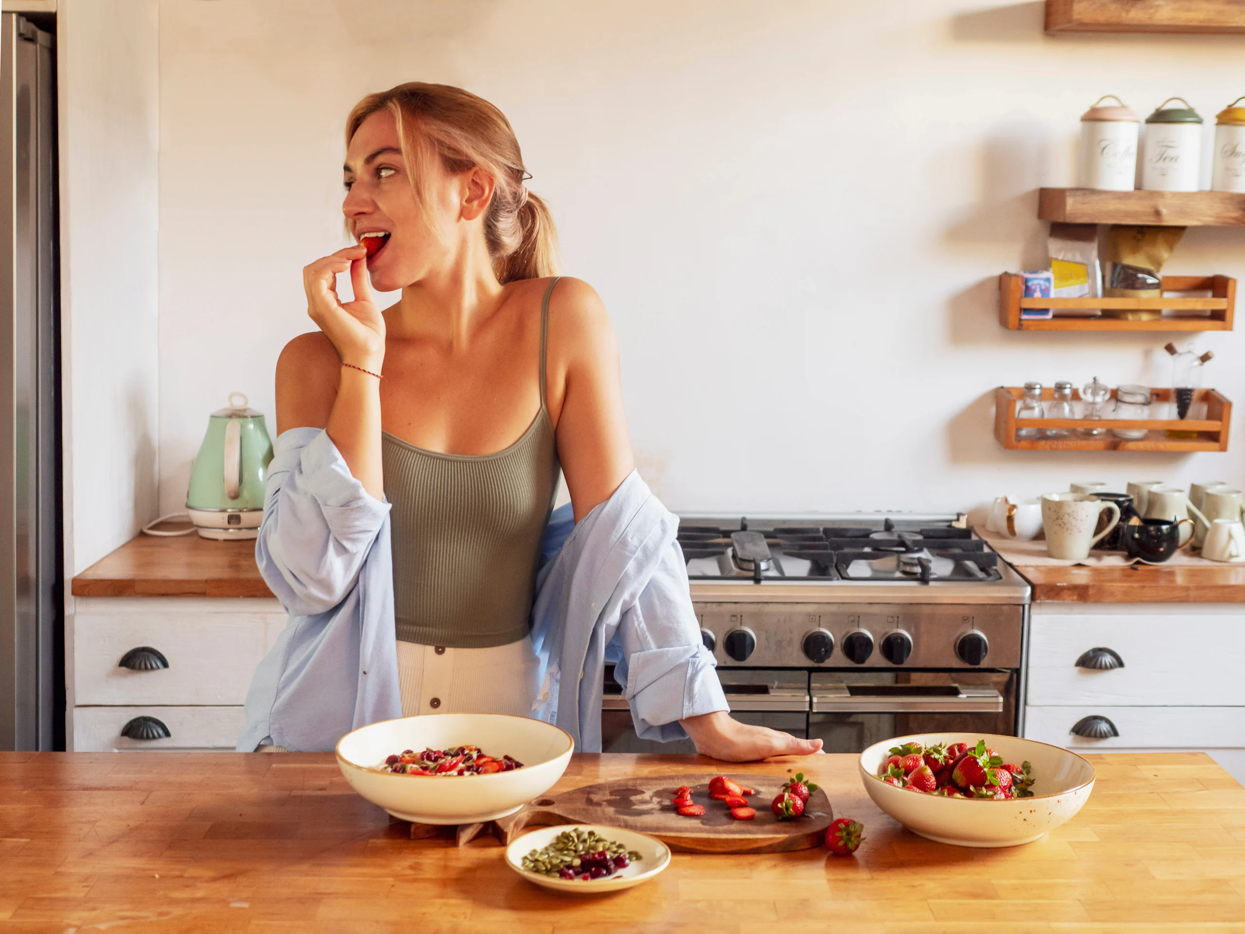 Nainen valmistelee ruokaa keittiössä