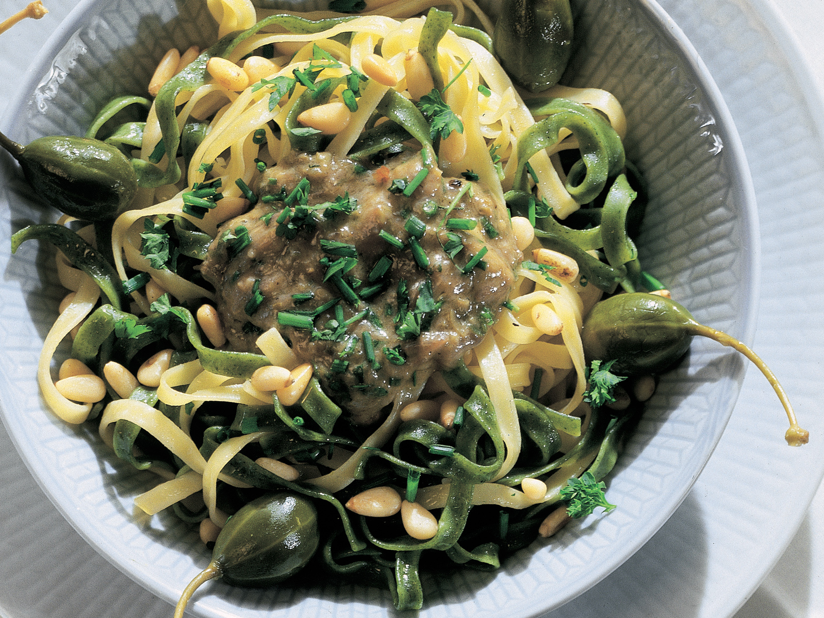 Valkosipulinen kastike anjoviksesta