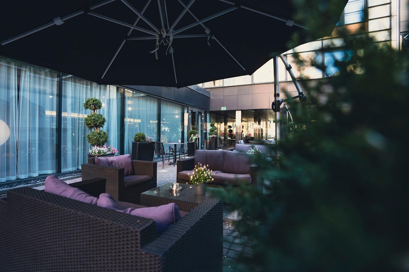 Radisson Blu Plazan sisäpihaterassi
