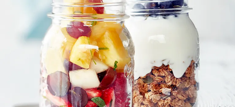 Hedelmäsalaatti purkissa