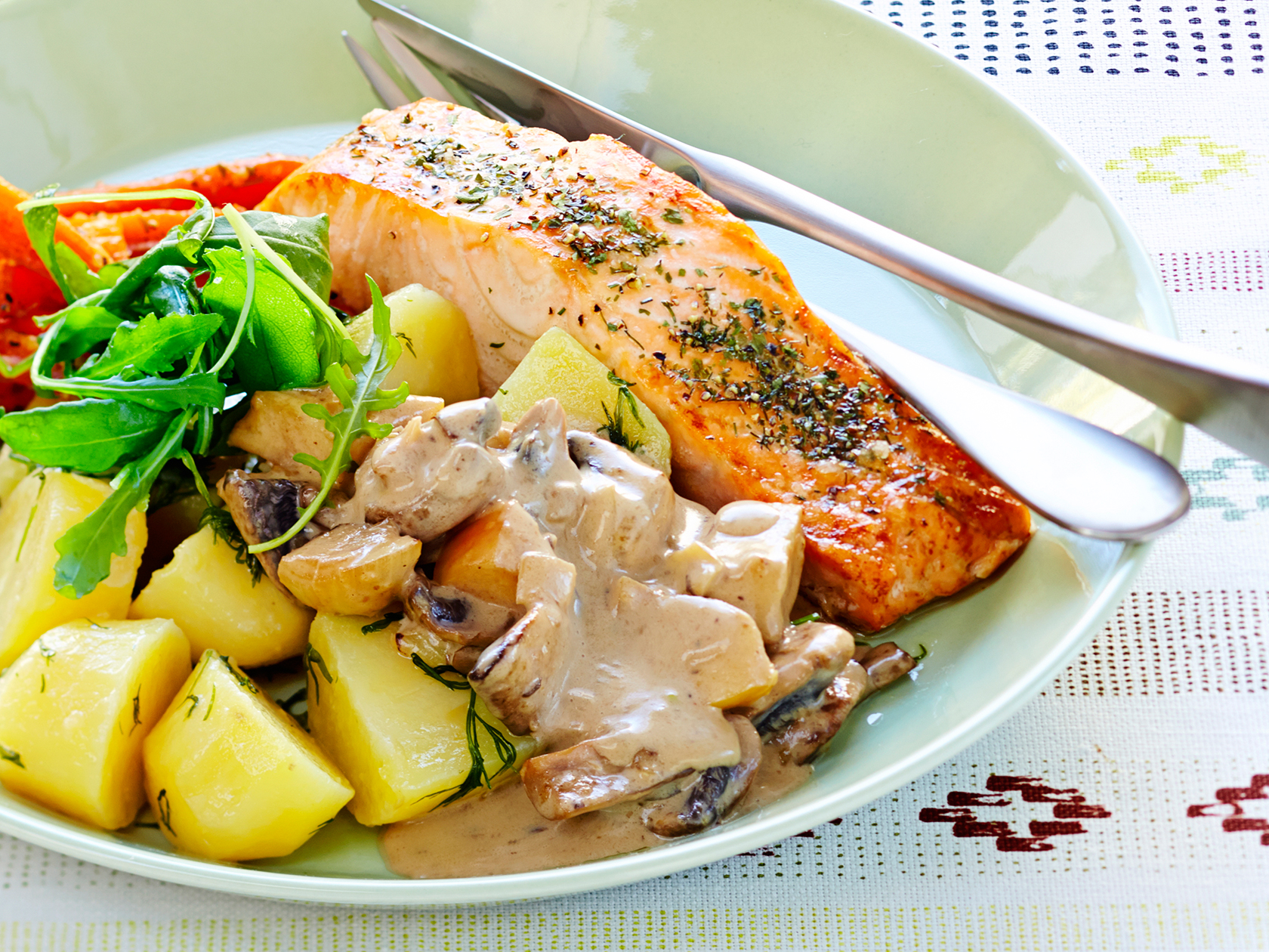 Uunilohi ja sieni-omenamuhennos