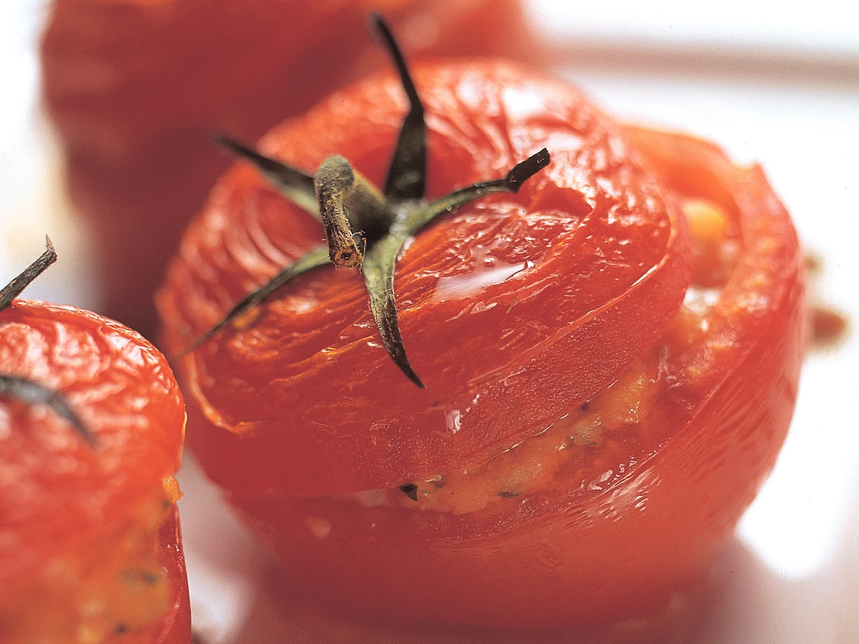 Valkosipulilla täytetyt tomaatit