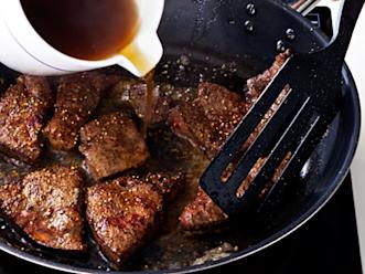 Lisää lihalientä niin, että maksat peittyvät. Keitä maksapaloja pannulla ilman kantta muutama minuutti.