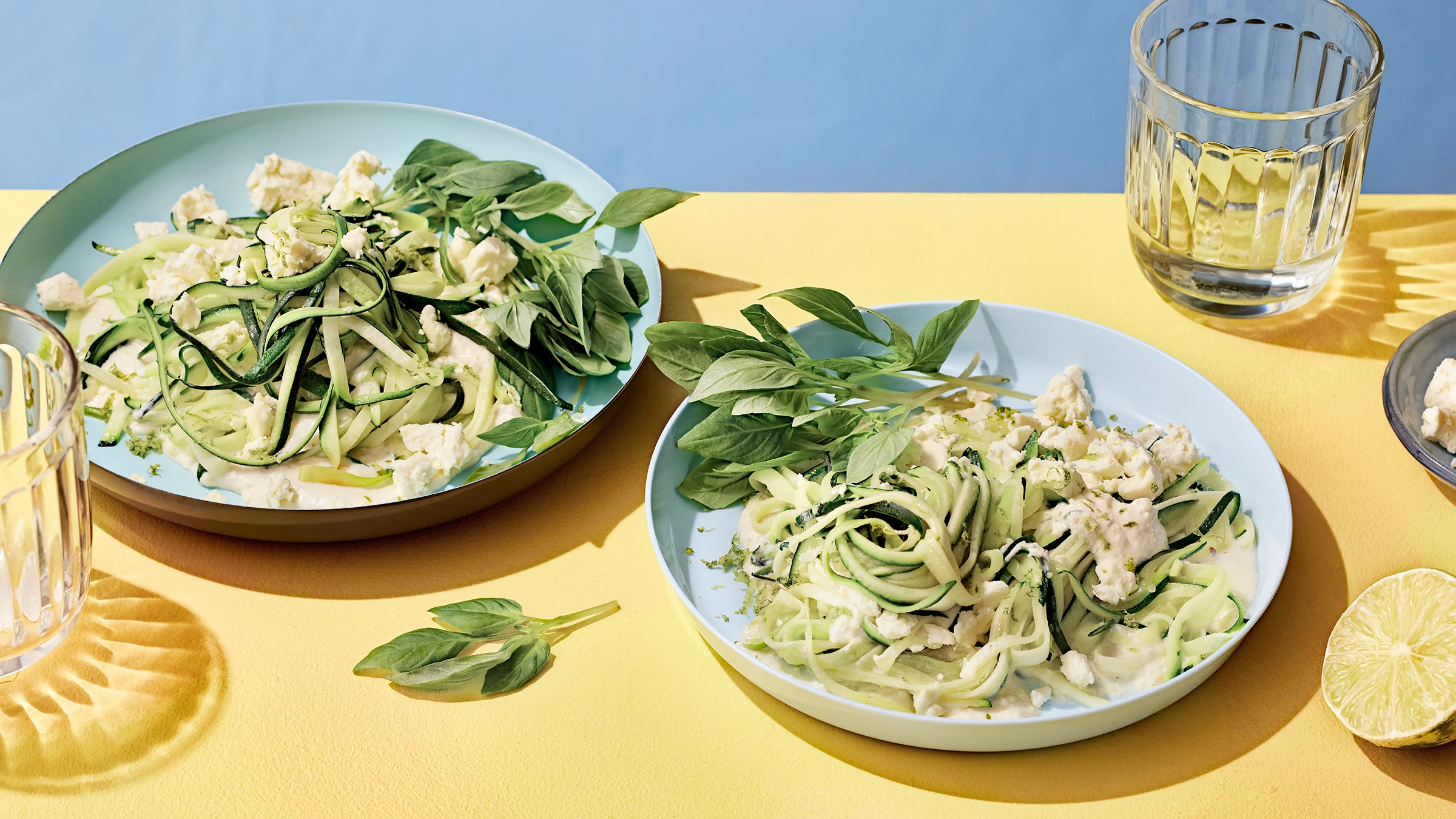 Kesäkurpitsapasta feta-jogurttikastikkeella