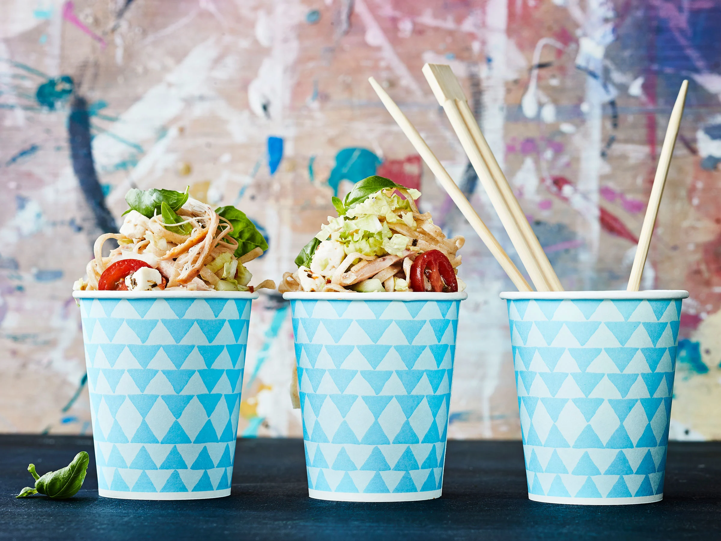 Överihelppo nuudeli-kanasalaatti