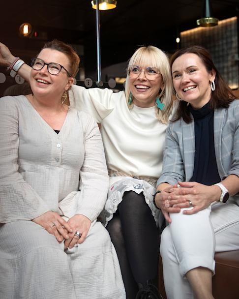 Antti Tuiskun fanit Heidi Kohonen, Kati Harki ja Tiina Mattila istuvat vierekkäin kauppakeskus Triplassa.