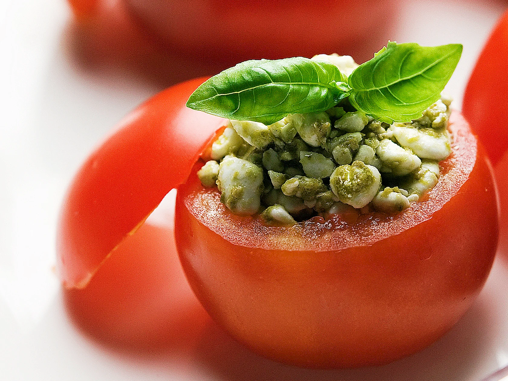 Pestoraejuustolla täytetyt tomaatit