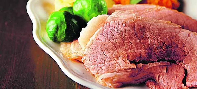 Viinissä keitetty joulukinkku