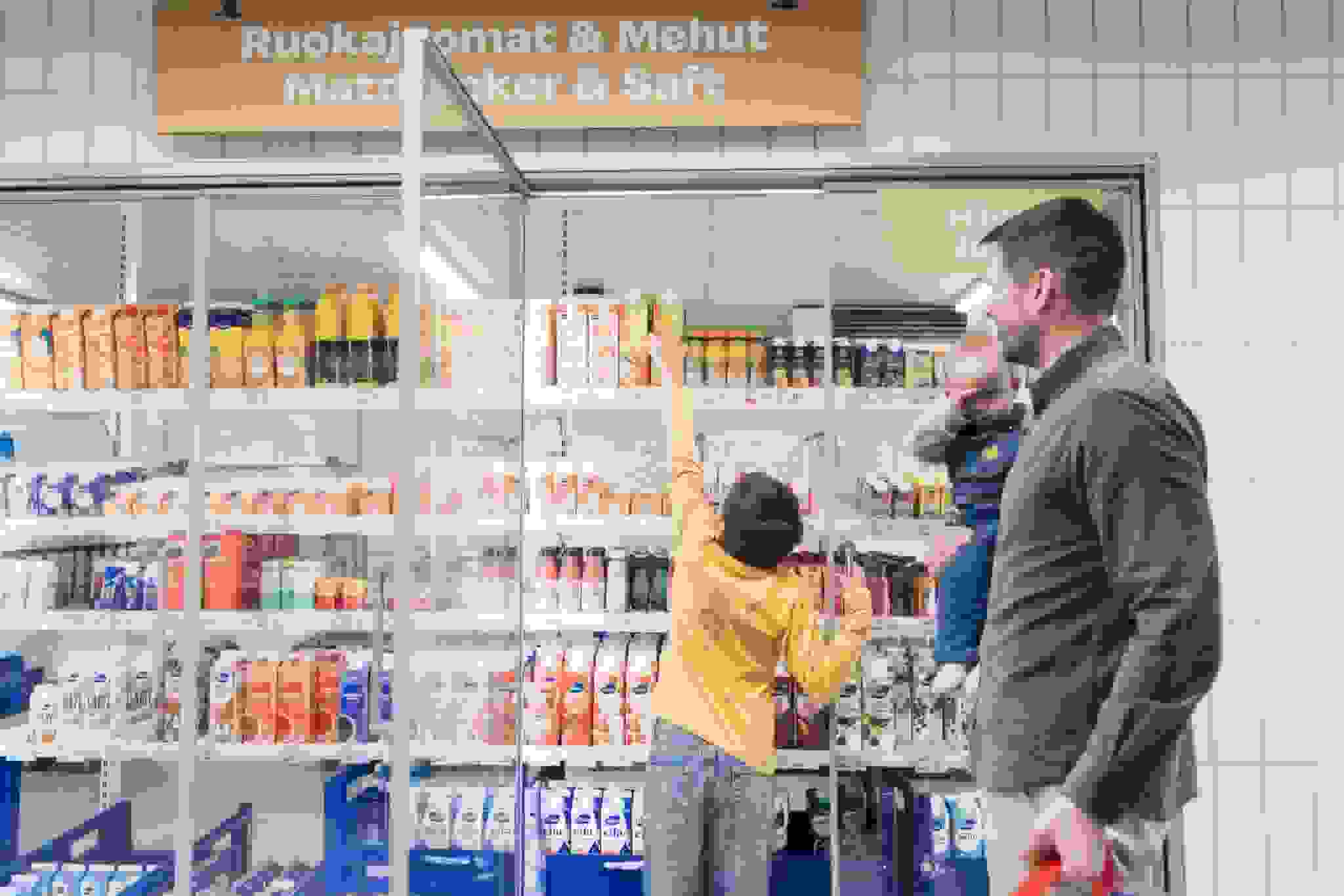 Asiakkaita S-ryhmän päivittäistavarakaupassa