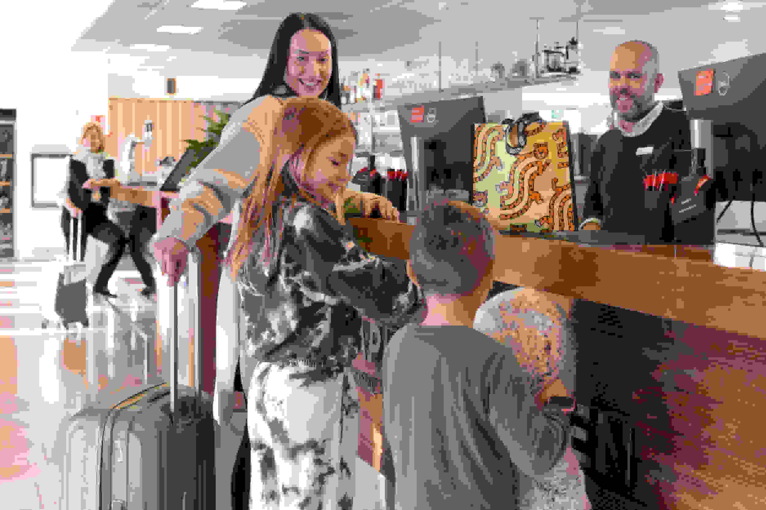 Perhe kirjautumassa Sokos Hotelliin.