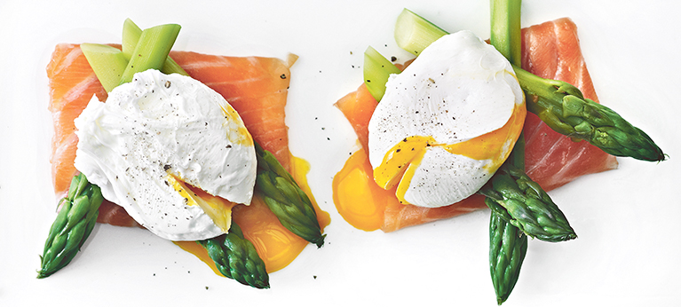 Uppomuna, ilmakuivattu kinkku tai graavilohi ja parsaa