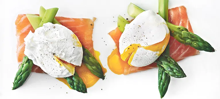 Uppomuna, ilmakuivattu kinkku tai graavilohi ja parsaa