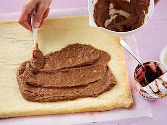 Notkista tuorejuusto ja sekoita siihen luumumarmeladi. Levitä täyte torttupohjalle ja kääri tiukaksi rullaksi. Siirrä saumapuoli alaspäin jääkaappiin.