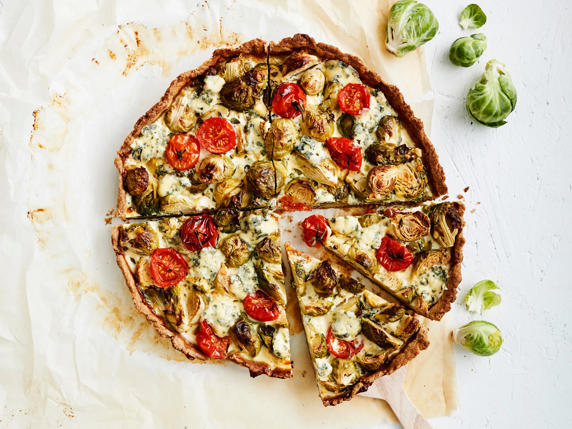 Ruusukaali-sinihomejuustopiiras