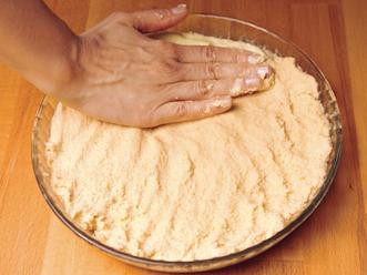 Painele taikina voidellun piirakkavuoan pohjalle ja reunoille.