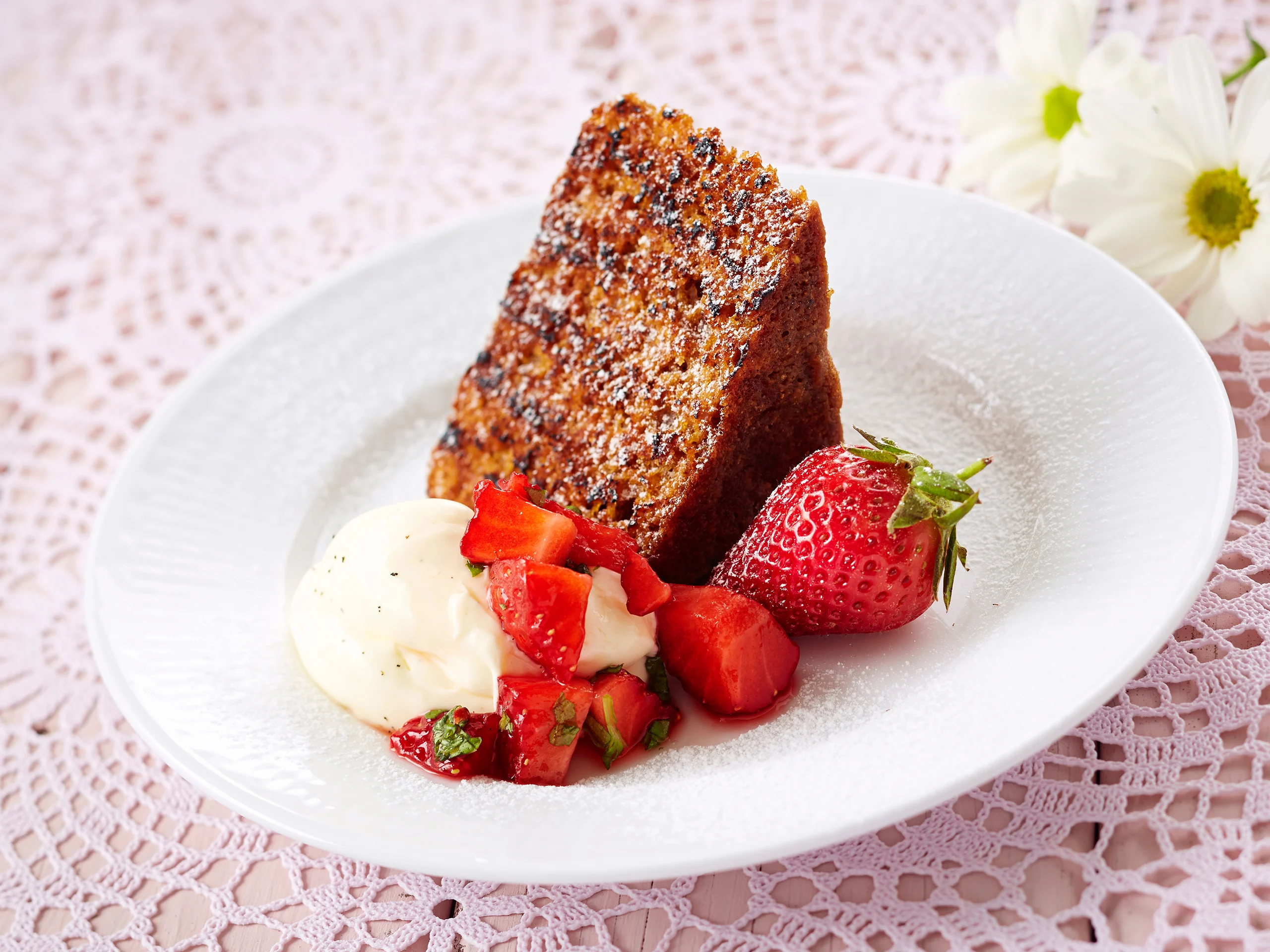 Grillattu maustekakku ja marinoidut mansikat