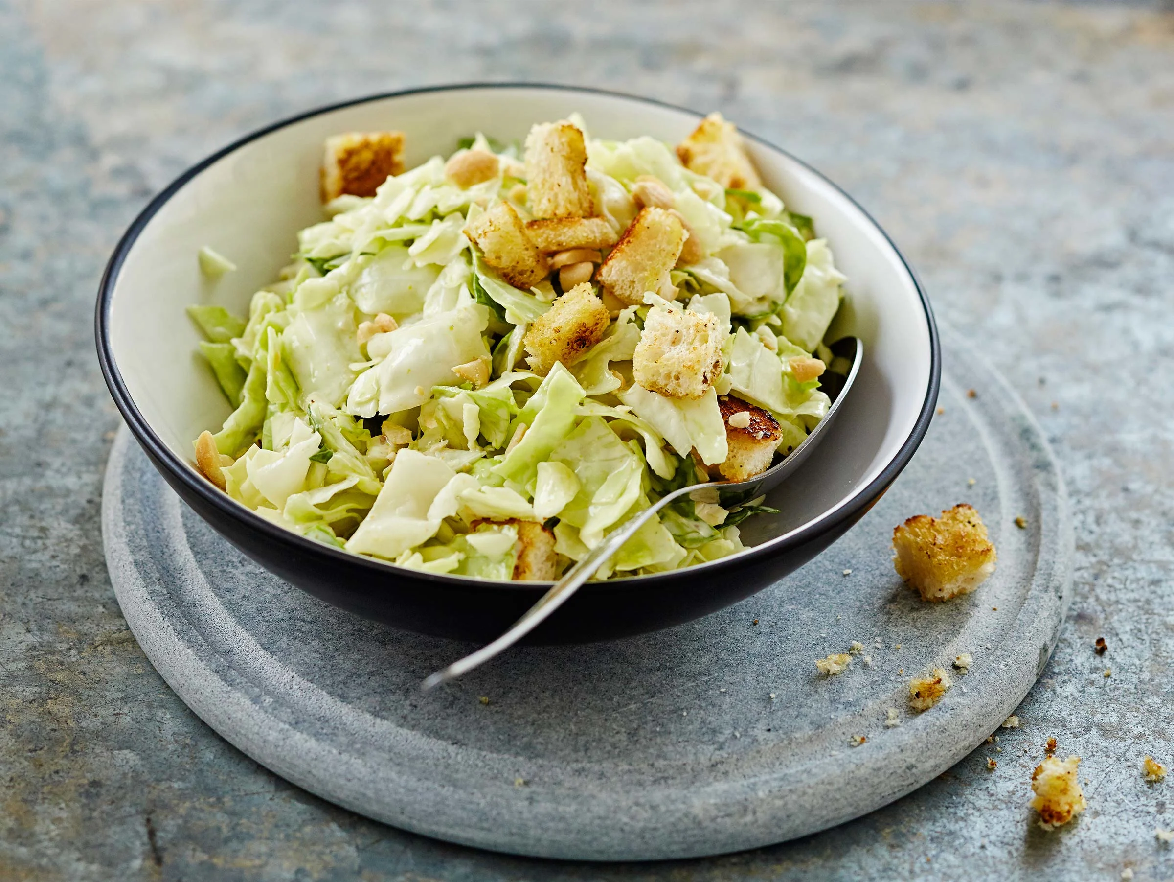 Varhaiskaali-pähkinäcaesar