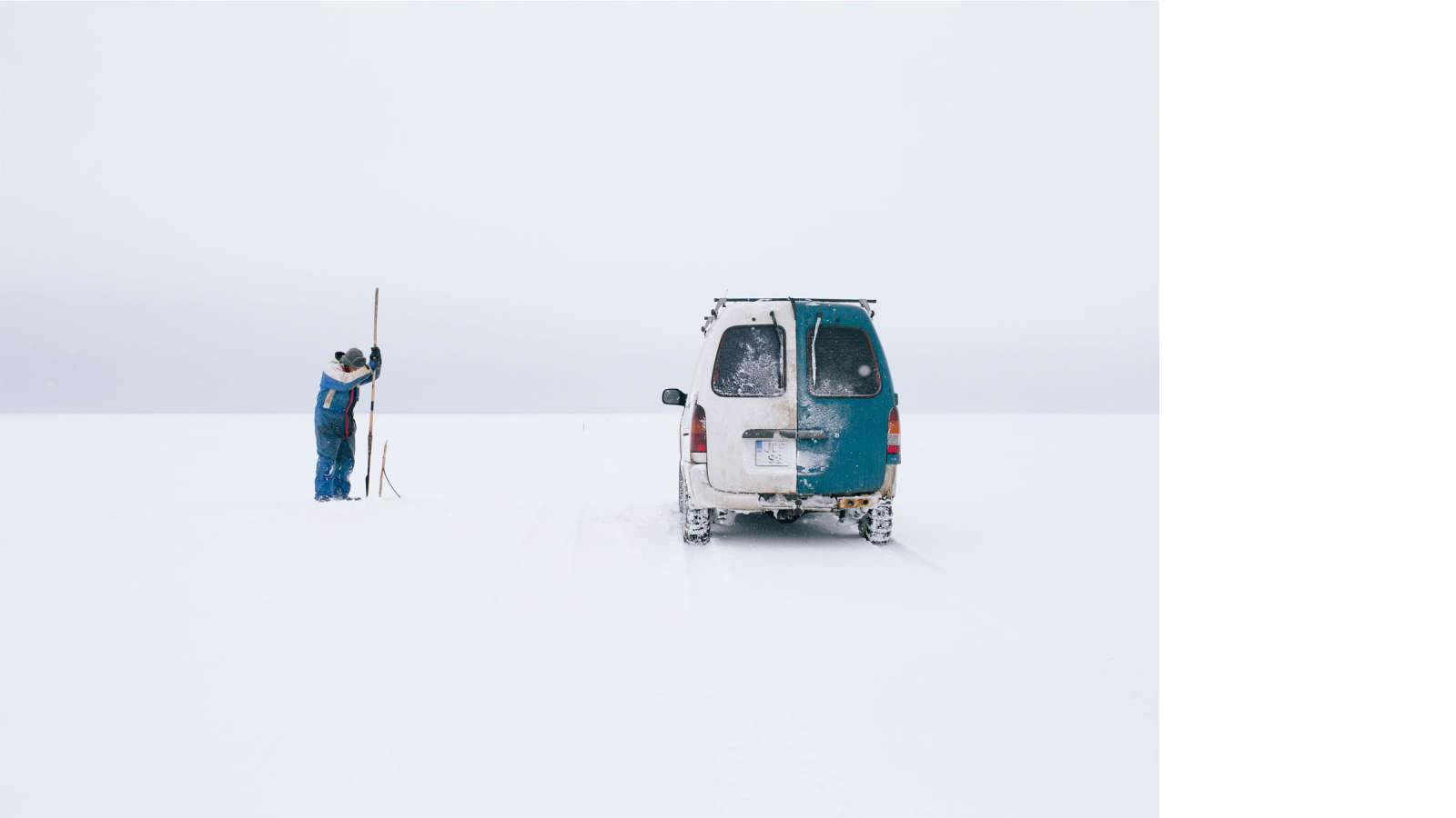Veikko Laurukainen lyö Siikajoen Karinkannan kylän edustalla tuuralla jäähän reikää.