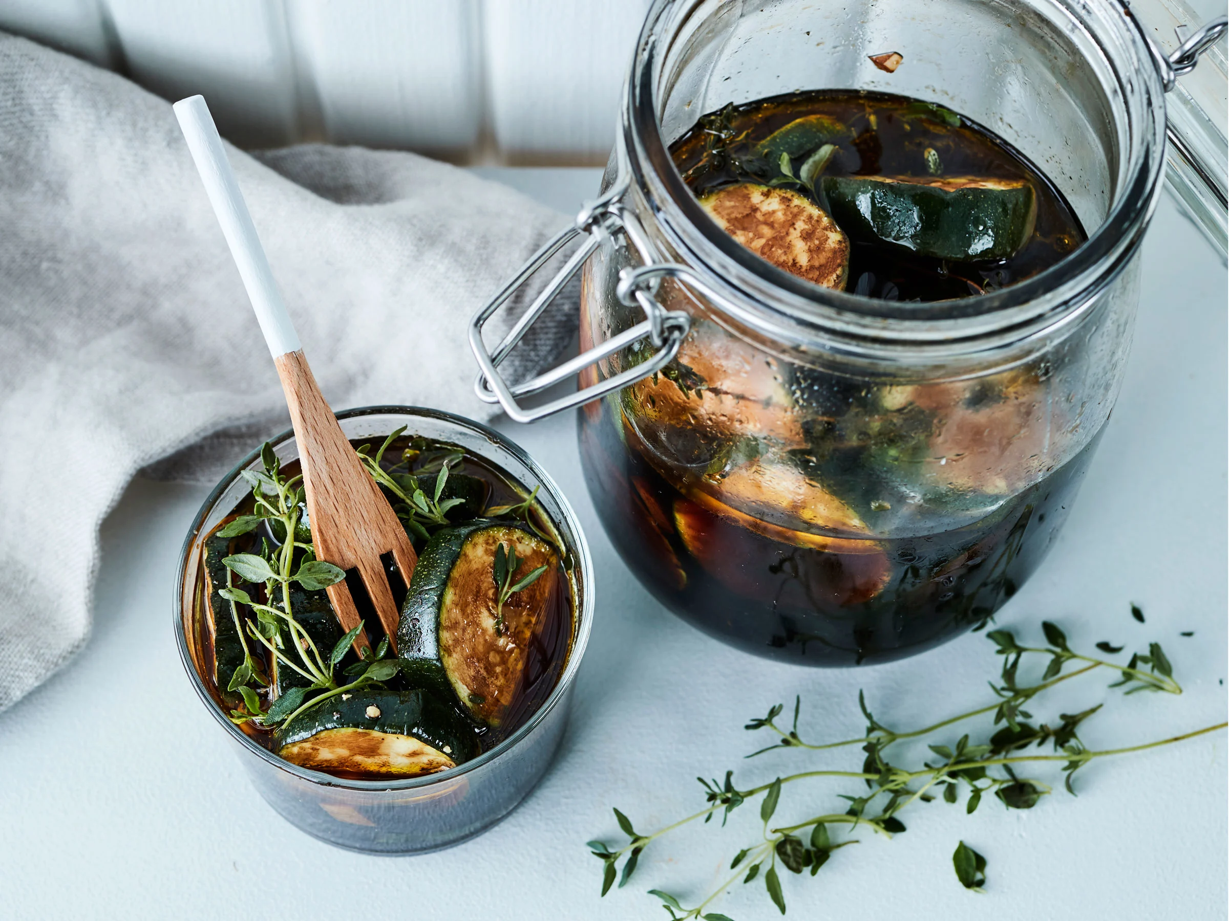 Kesäkurpitsat balsamietikkakylvyssä