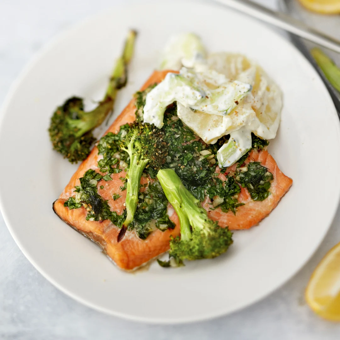 Yrttikuorrutettu kirjolohi ja tsatsikiperunat