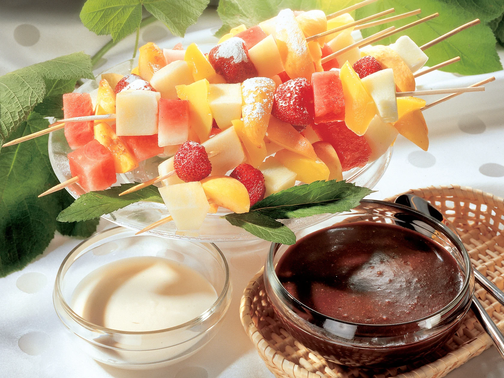 Hedelmävartaat ja dippikastikkeet