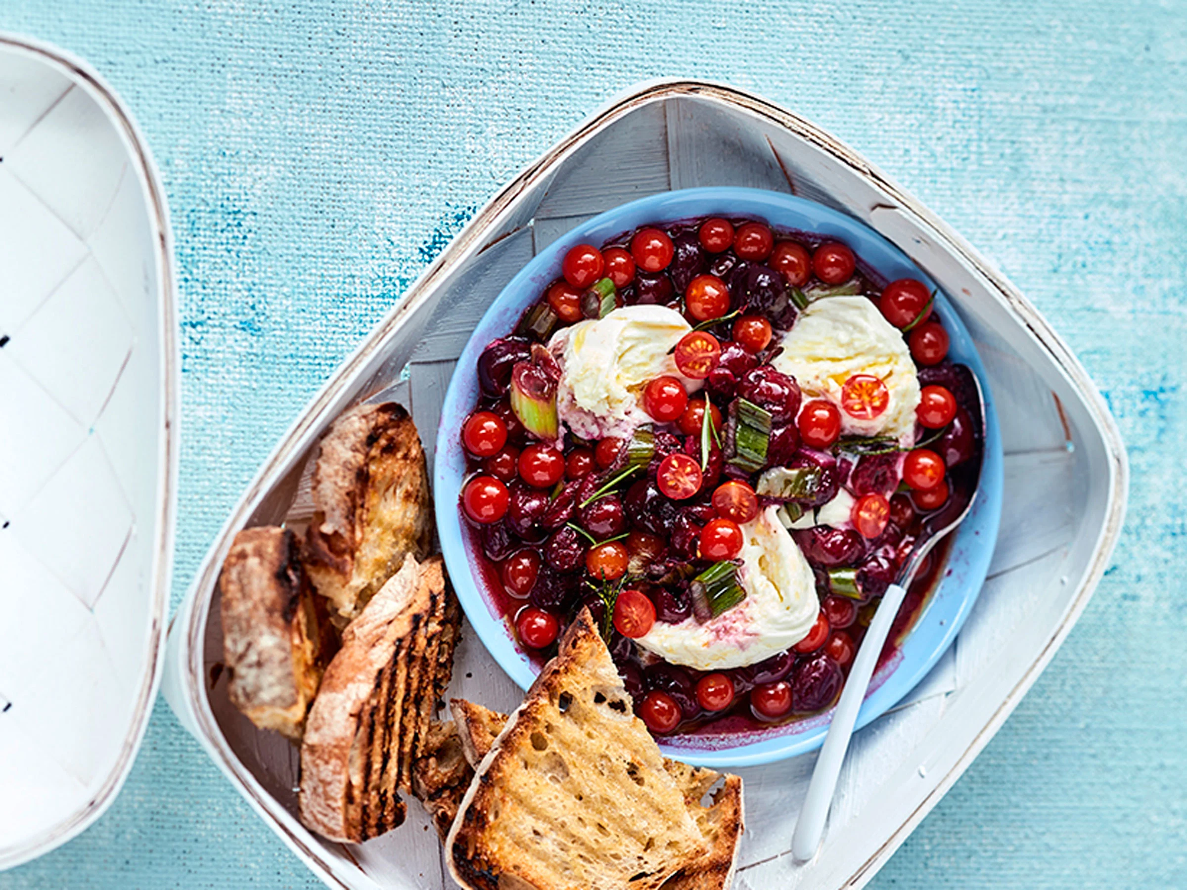 Kirsikka-helmitomaattipaistos