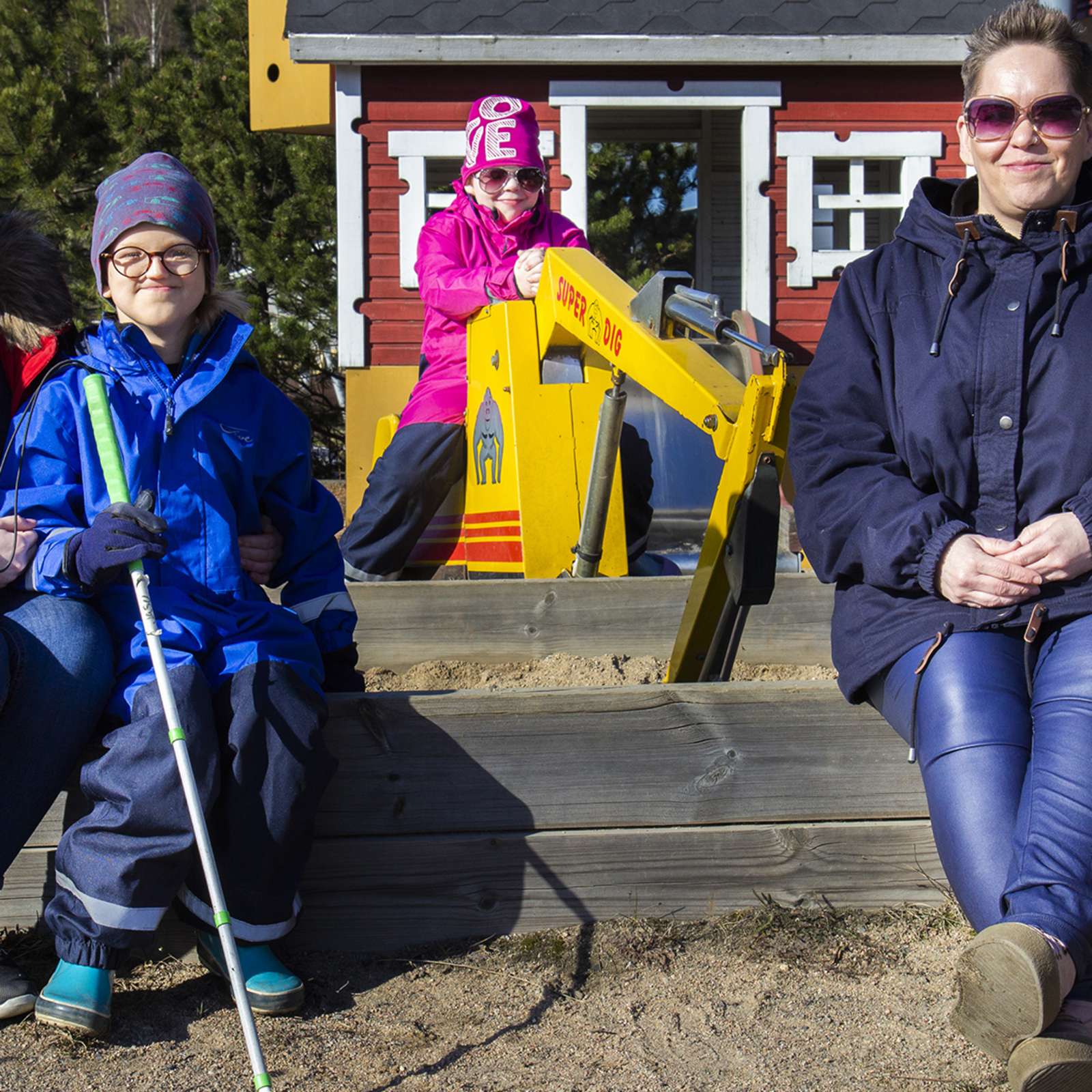 Erika, Jasu, Ronja ja Virva Jääskeläinen pitivät taukoa ABC Vaajakosken leikkipaikalla.