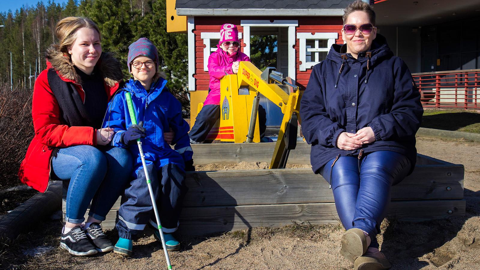 Erika, Jasu, Ronja ja Virva Jääskeläinen pitivät taukoa ABC Vaajakosken leikkipaikalla.