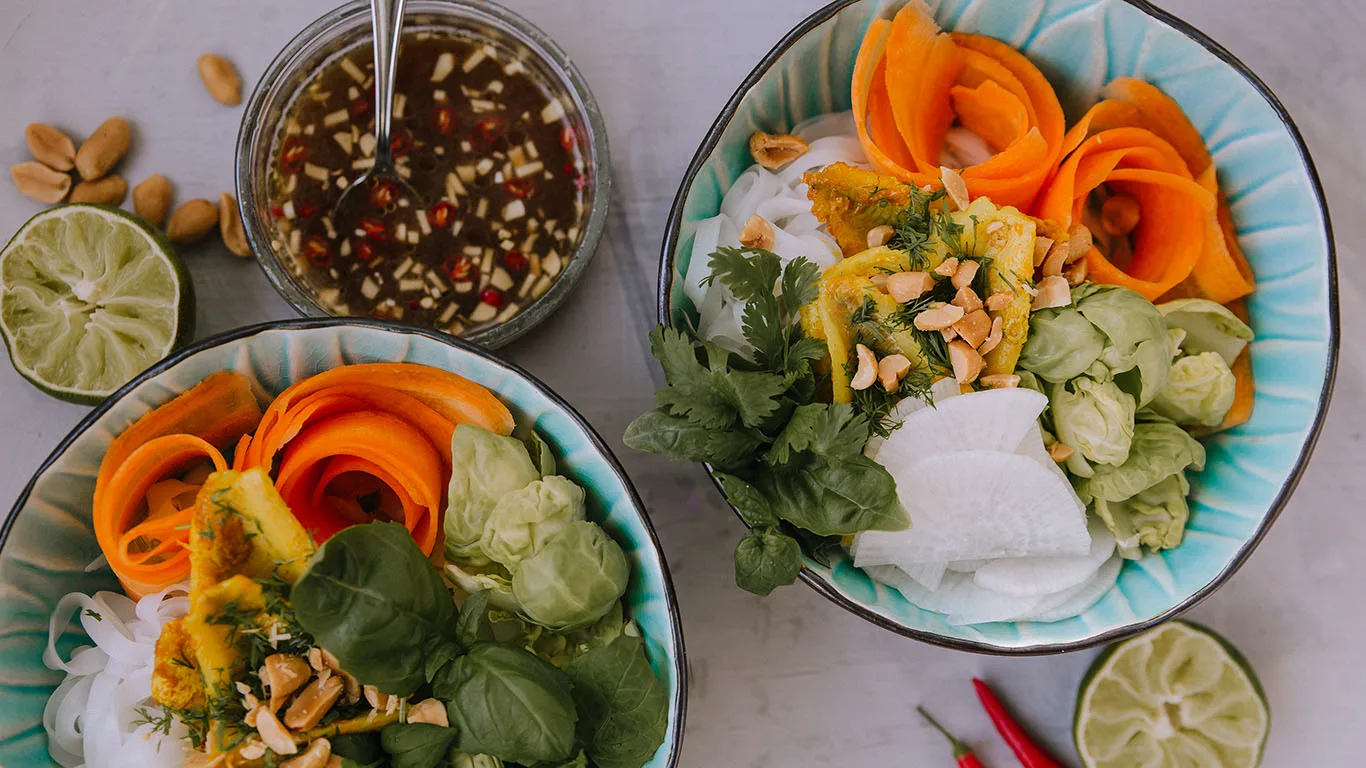 Kurkumakala-nuudelikulho