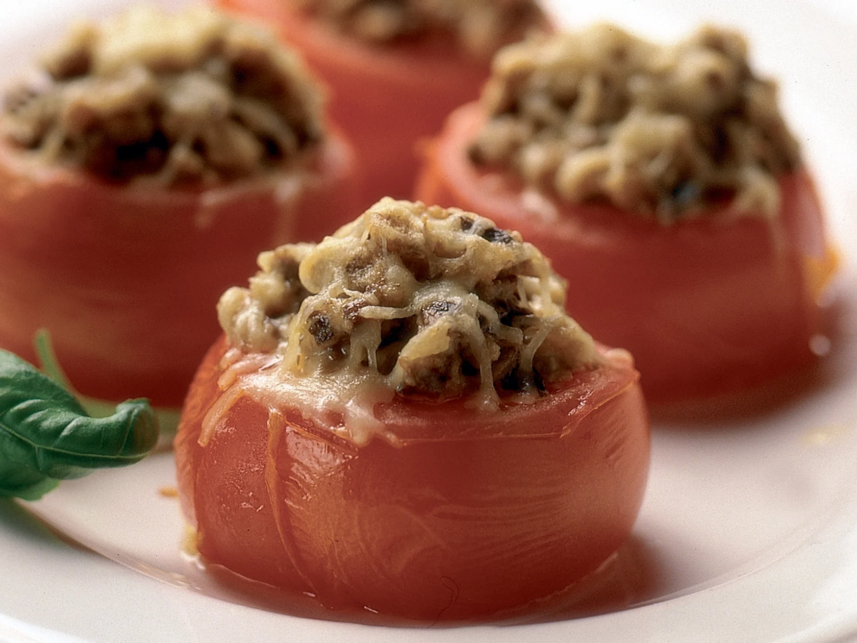 Sienillä täytetyt tomaatit