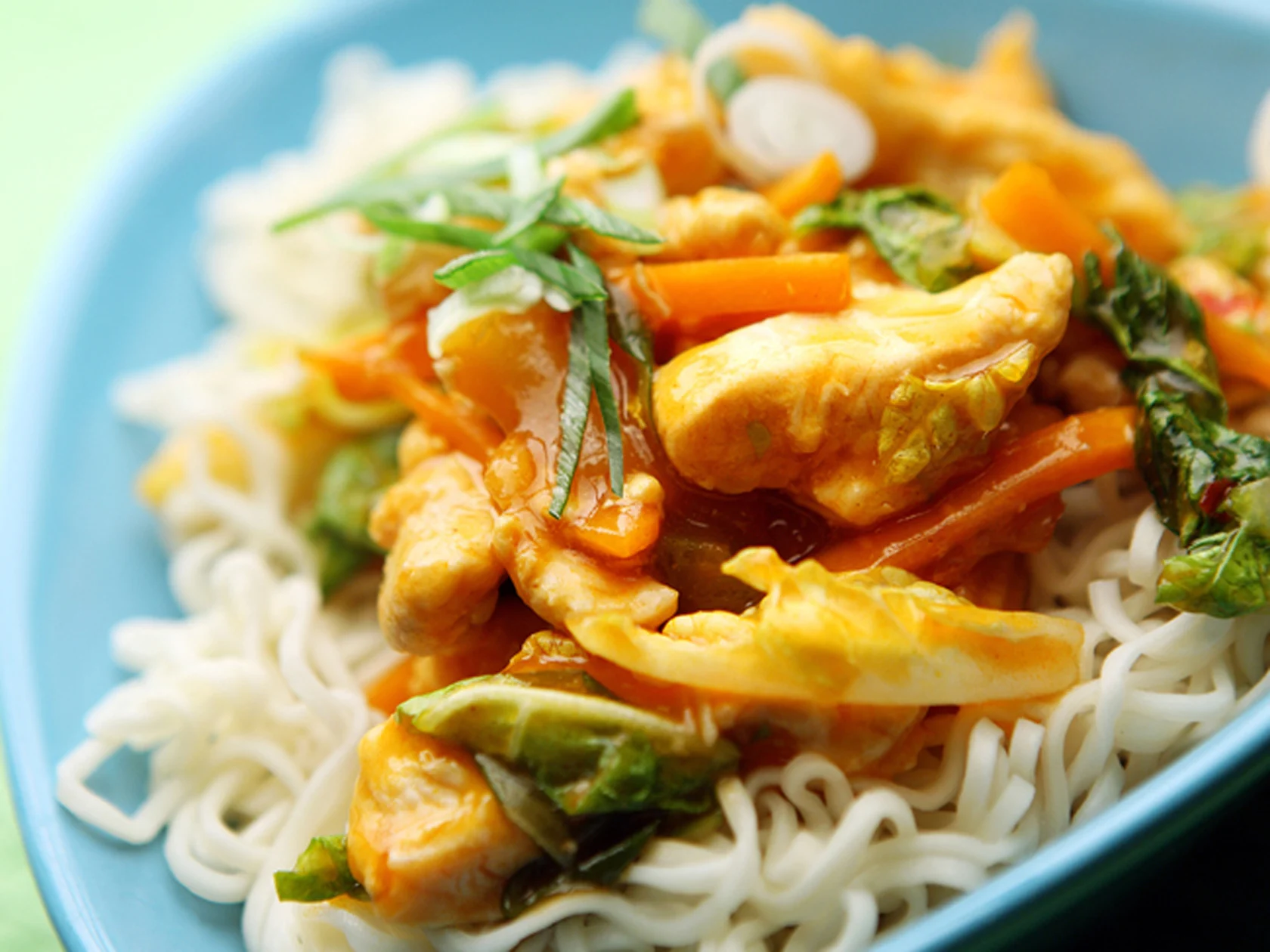 Itämainen kiinankaali-broileriwokki