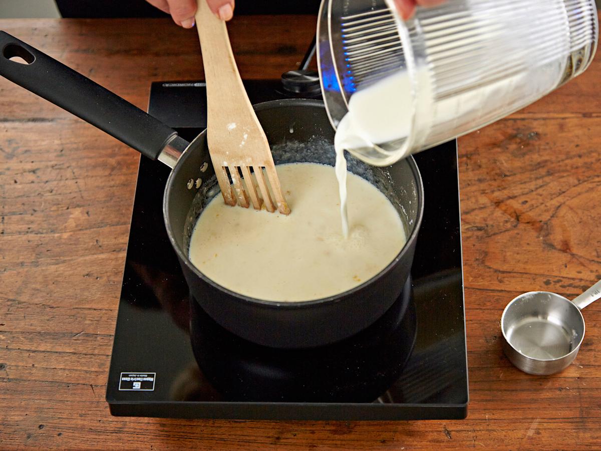 Kiehauta jauhot voissa. Lisää maito vähitellen ja sekoita tasaiseksi. Kuumenna hyvin sekoittaen kunnes kastike sakenee. Siirrä kattila levyltä pois.
