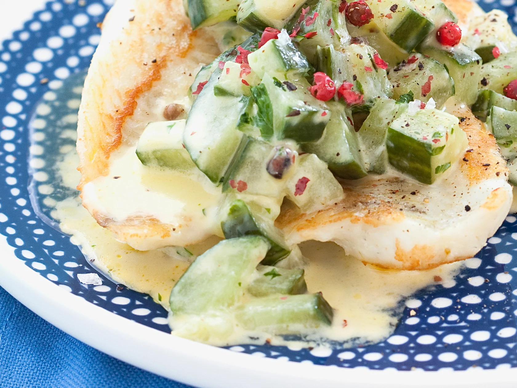 Lämmin kermainen kurkkukastike