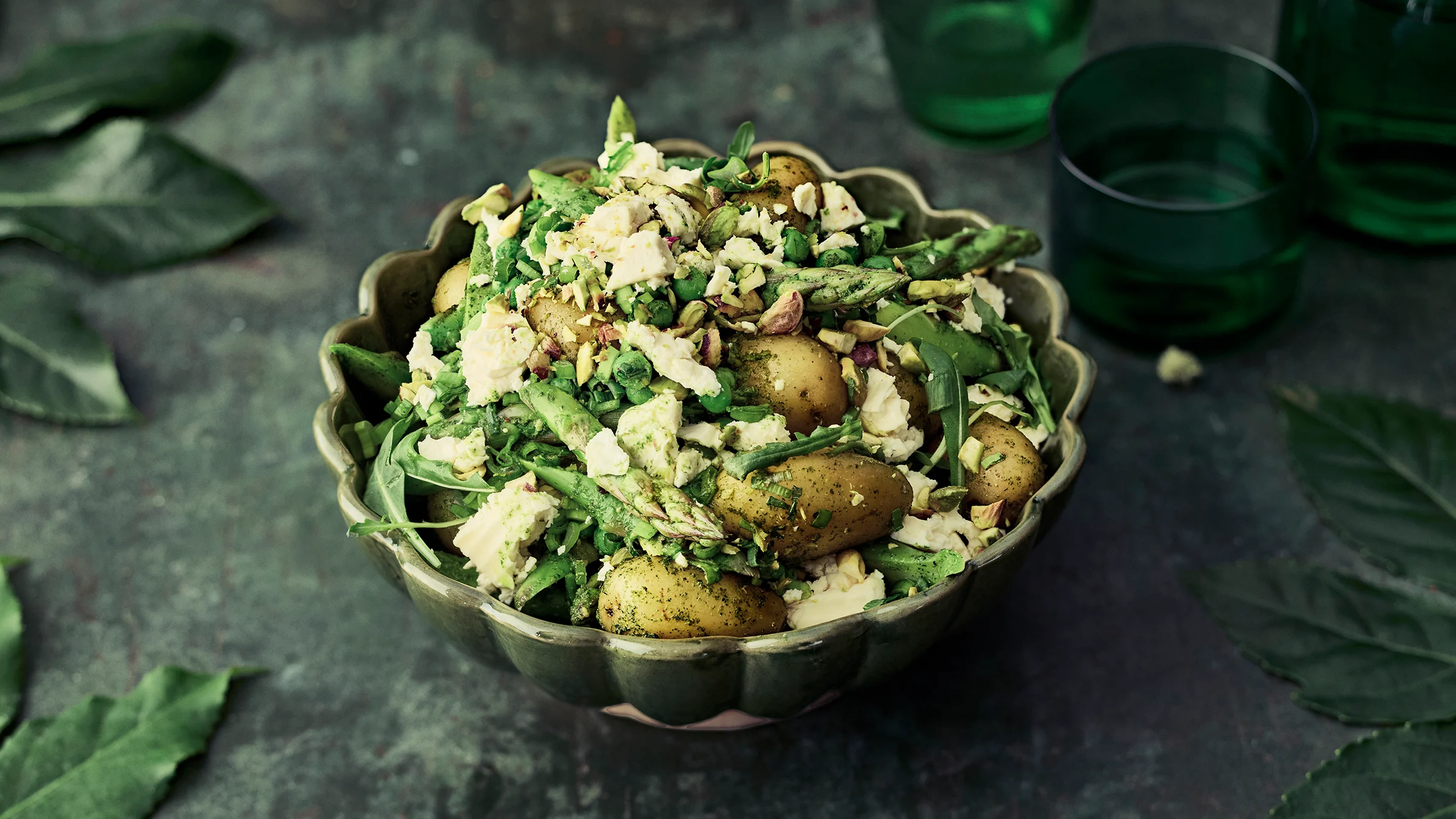 Ruokaisa parsa-fetasalaatti